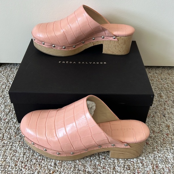 NWT Freda Salvador Samantha Clog in Peony Embossed Croc. Size 8.5 - Picture 6 of 7